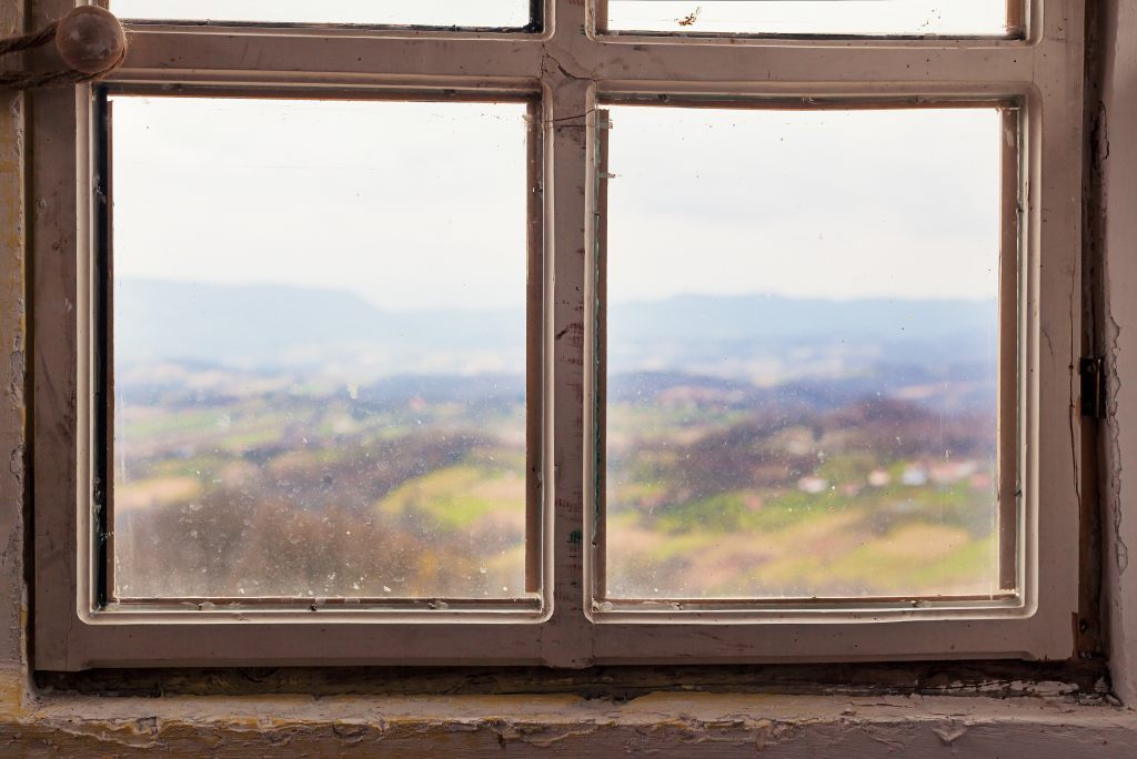 altes undichtes Fenster