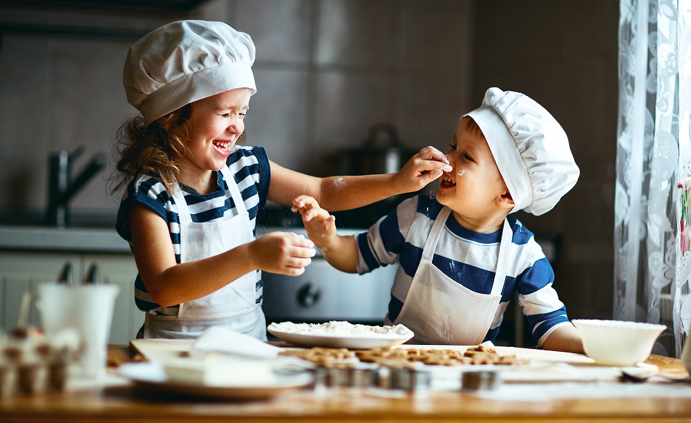 kinder-in-der-küche