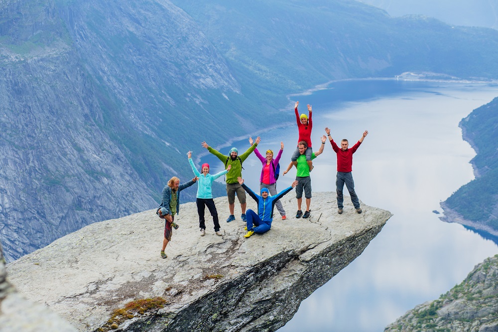 freunde-auf-einem-felsen