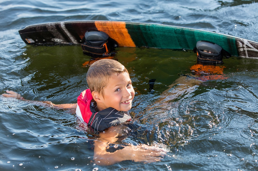 kids-auf-dem-wakeboard