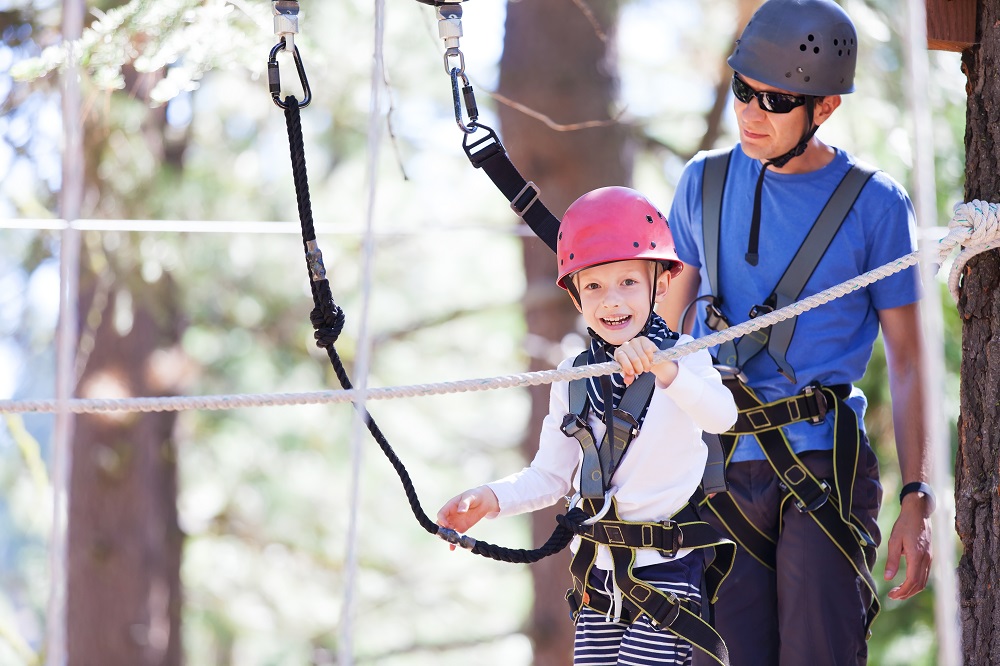 kinder-und-eltern-im-Kletterpark