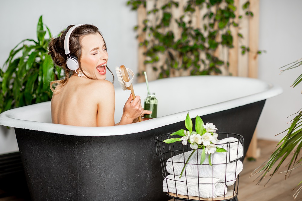 eine-frau-in-der-badewanne