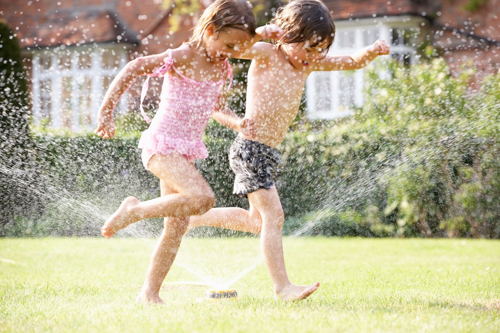 kinder-spielen-im-garten