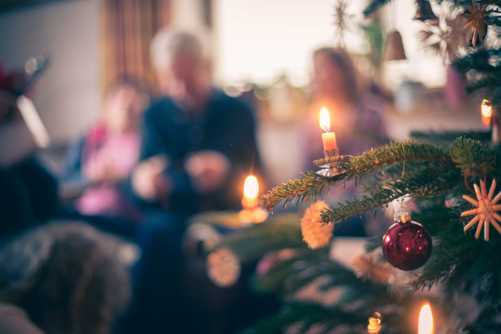 weihnachtsbaum-lichter-feuer