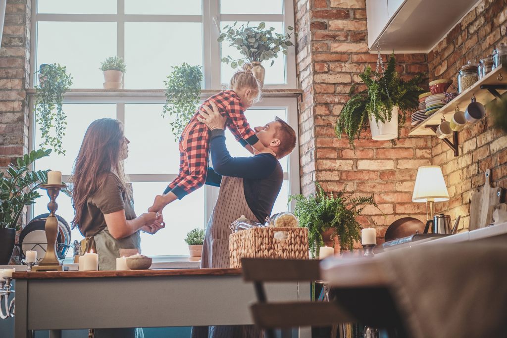 famielie-vater-mit-kindern-kuechentisch