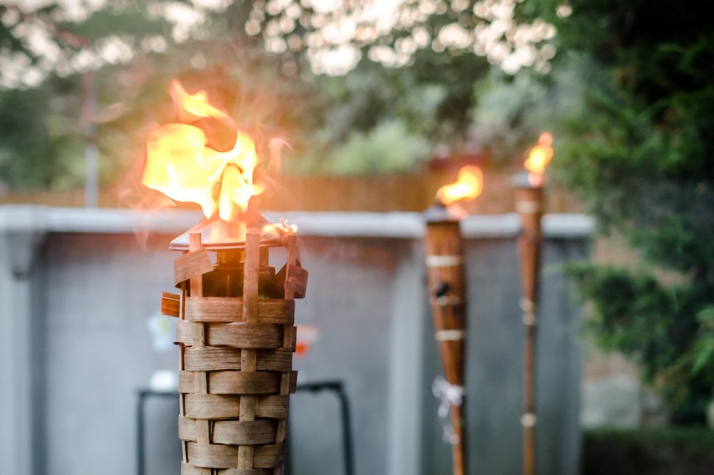 gartenfackel-fackel-feuer-im-garten