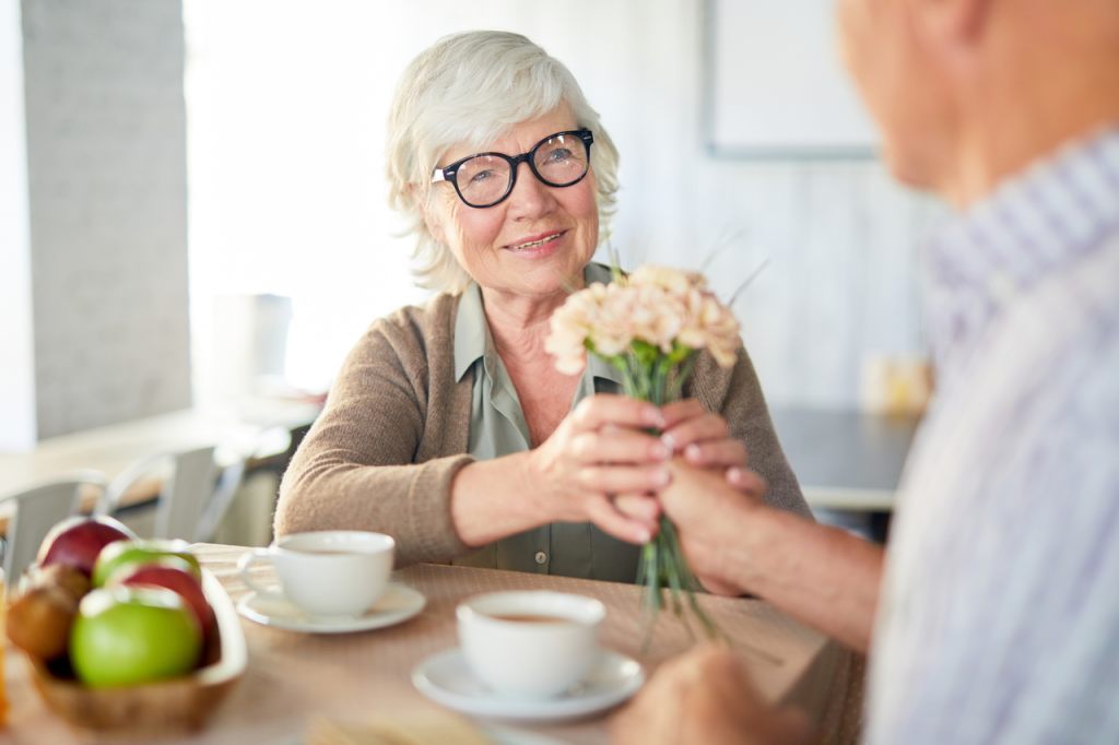 frau-bekommt-blumen-am-muttertag