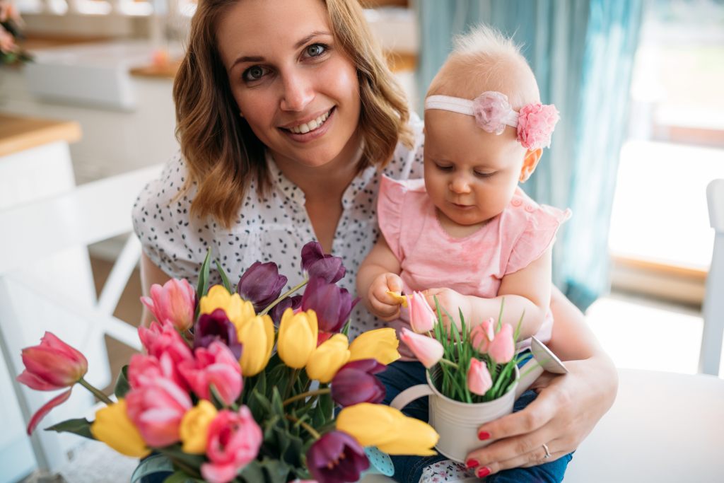 frau-bekommt-blumen-vom-ehemann-am-muttertag