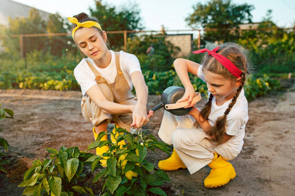 blumenbeet-gartenarbeit-mit-kind