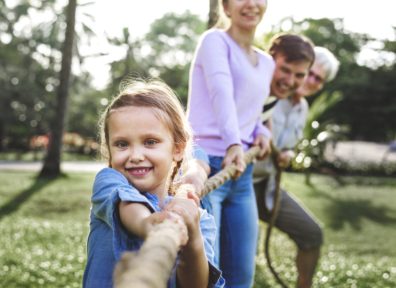 tau-ziehen-seil-ziehen-kinderspiel-im-garten