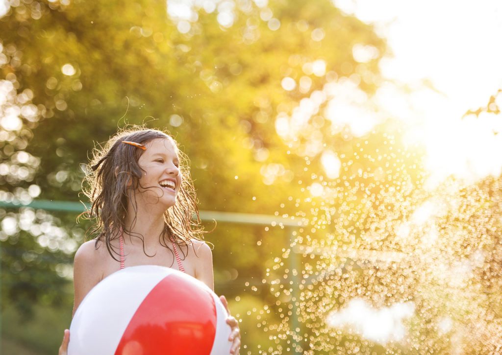 wasser-briese-wassernebel-im-garten-im-sommer