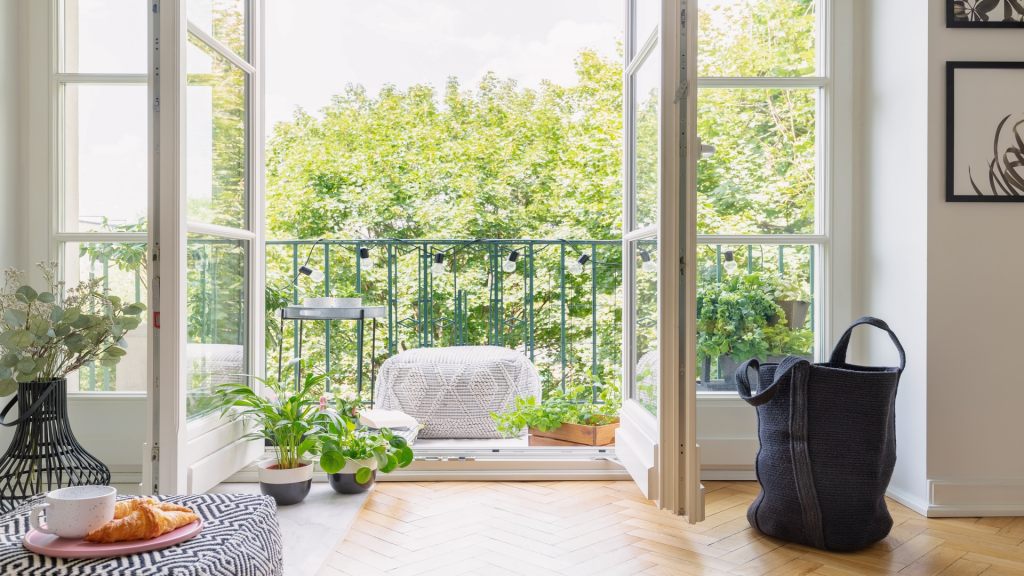 Wenn man in der Stadt lebt, kann sich nicht jeder einen eigenen Garten leisten, aber mit einem großen Balkon kann man sich jedoch ein Stück privaten Außenraum schaffen.