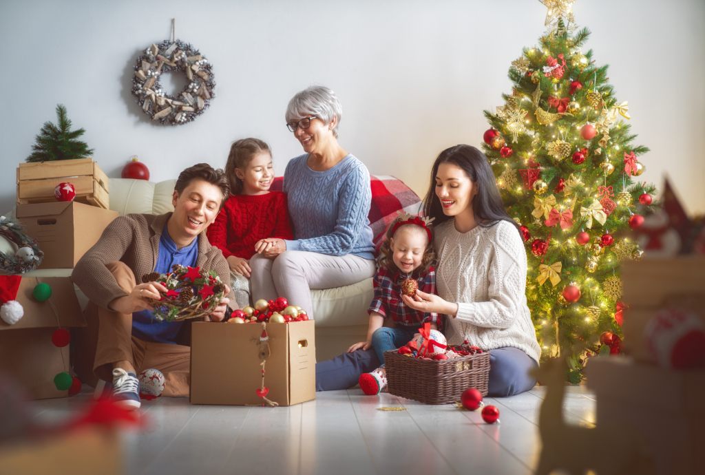 gemeinsam-weihnachtsbaum-schmucken