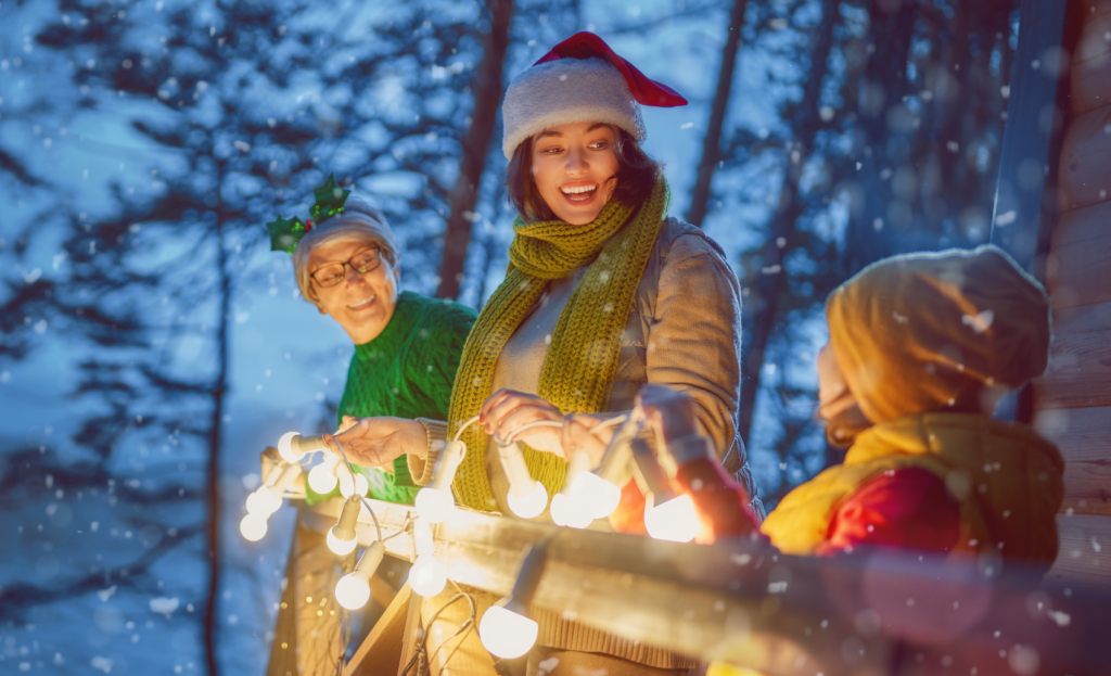 weihanchten-familie-mit-lichterketten