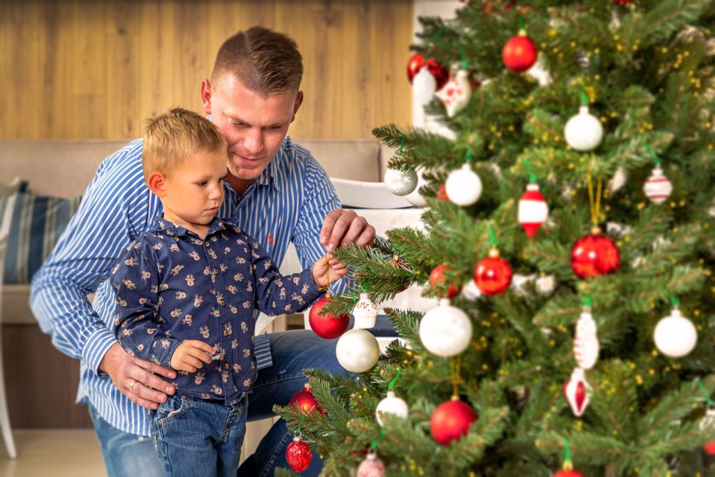 weihnachtsbaum-schmucken-ist-ein-guter-moment-um-zeit-mit-der-familie-zu-verbringen