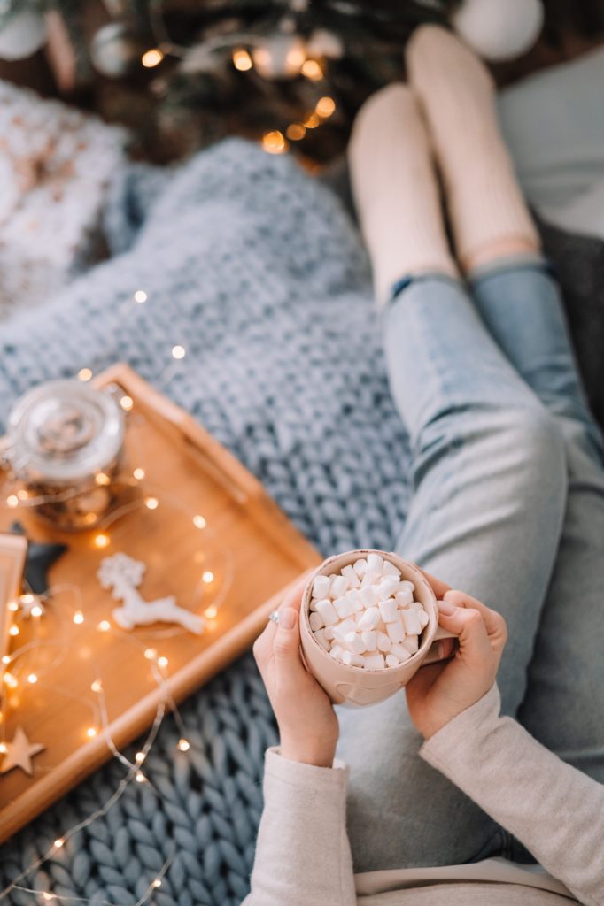 weihnachtszeit-ist-ein-moment-fur-erholung-mit-heisser-schokolade