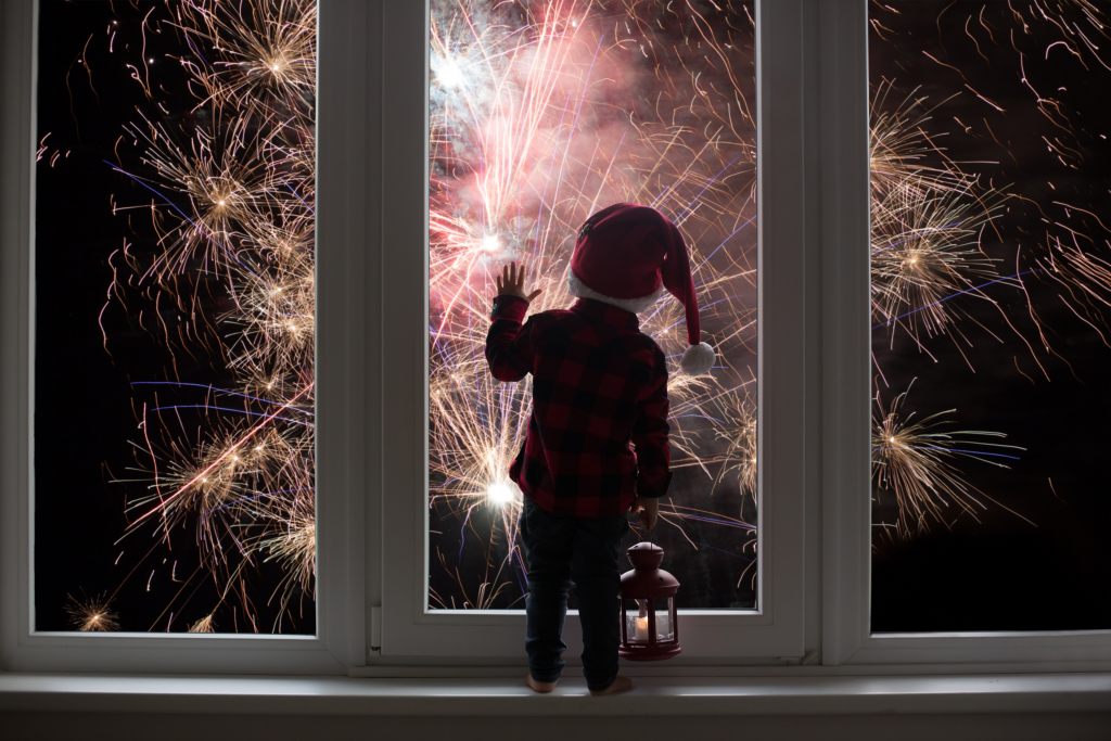 feuerwerk-am-silverster-dieses-jahr-nur-aus-dem-fenster-bewundern