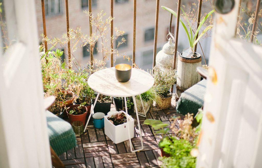 tisch-balkon-mit-blumen