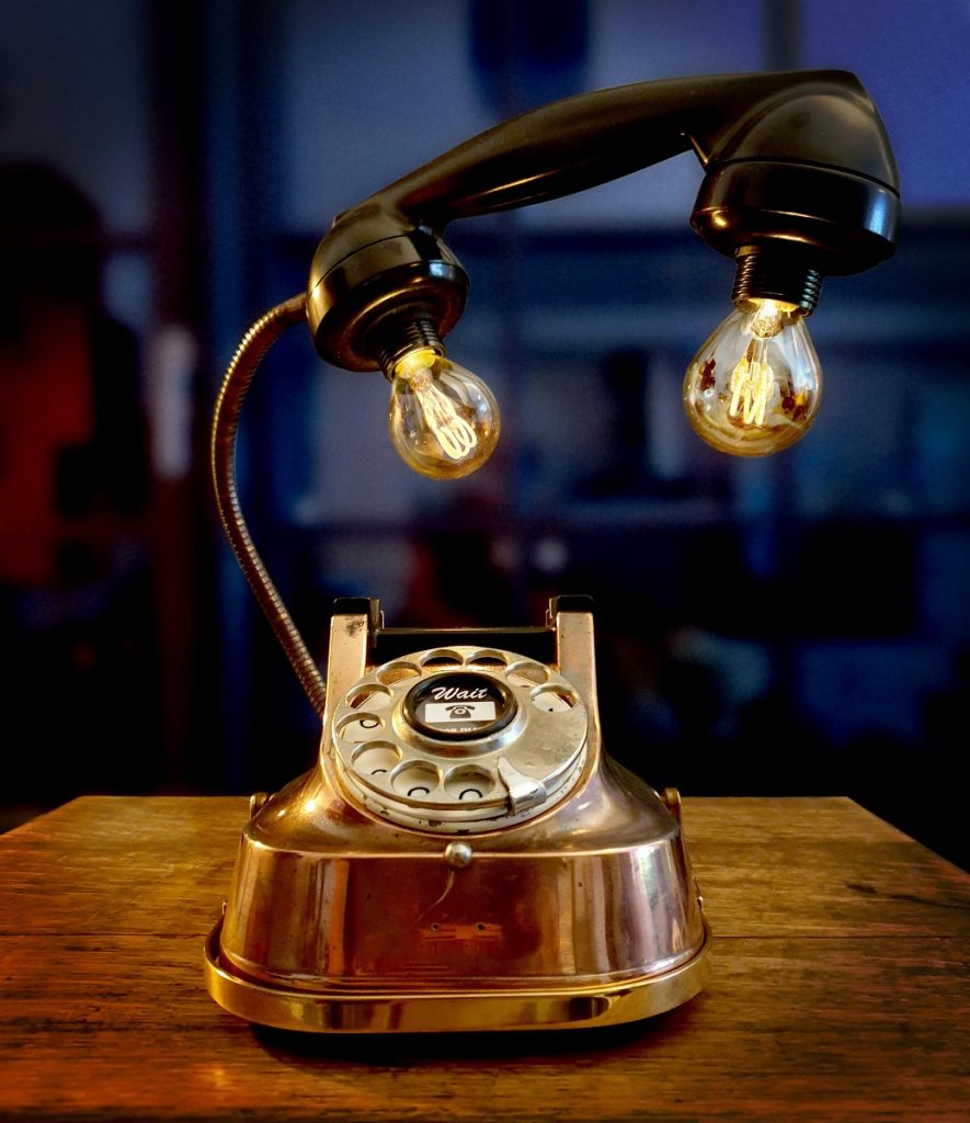 tischlampe-aus-einem-telefon