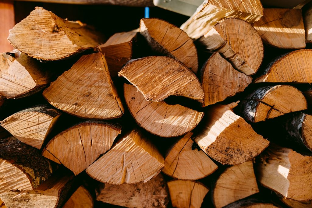 trocknen-von-brennholz-bereit-für-die-nachste-heizperiode